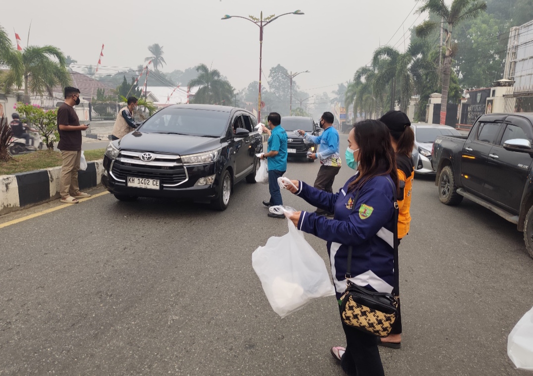 Kabut Asap Karhutla, PT Rimau Group dan PWI Bagikan Ribuan Masker