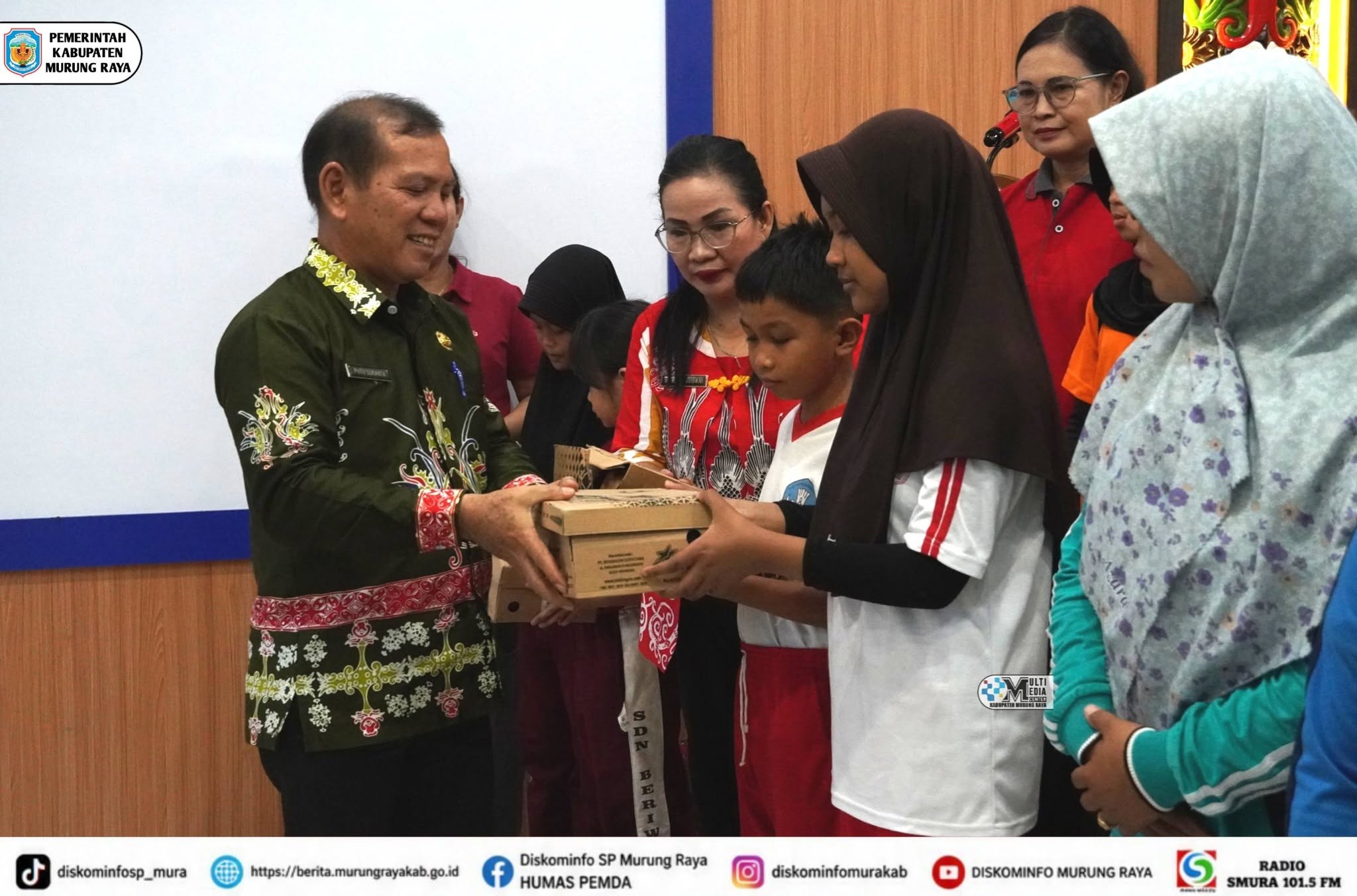230 Siswa Mura Terima Bantuan Sepatu Sekolah