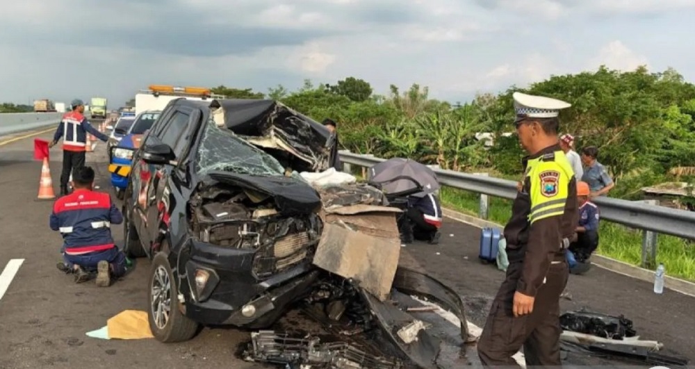 Mobil Anggota DPR Seruduk Dump Truk di Jalan Tol, Dua Orang Stafnya Meninggal
