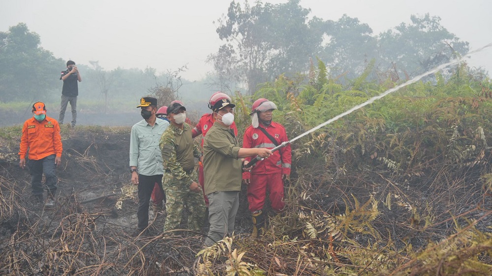Tak Kenal Hari Libur, Bupati Shalahuddin Datangi Trahean, Ikut Semprotkan Air Padamkan Karhutla