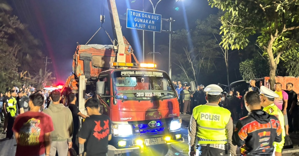 Rem Ngadat, Truk Tronton Sapu Tiga Pengendara Motor Tengah Malam, Seorang Meninggal Dunia
