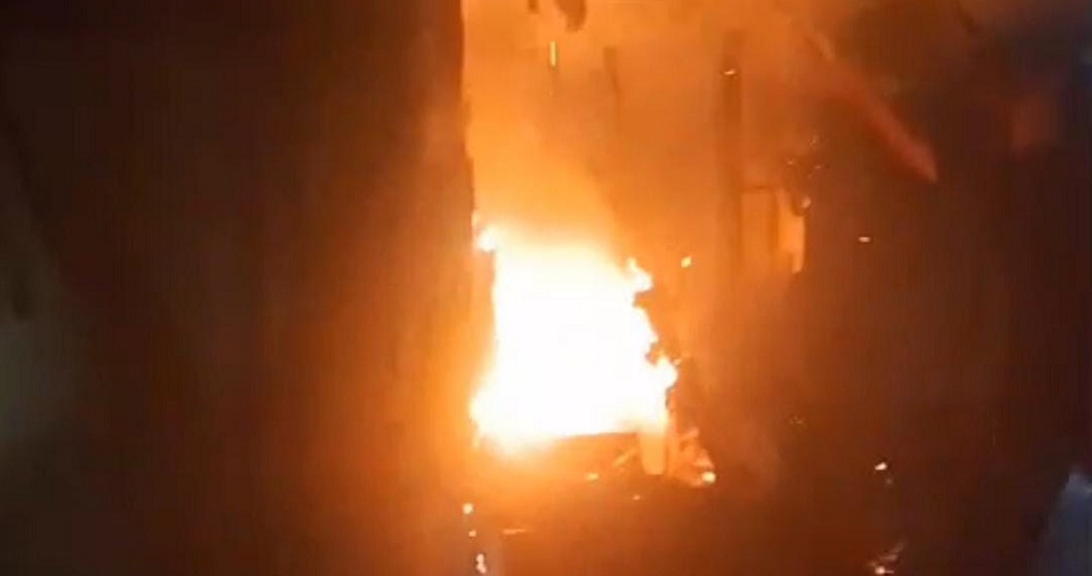 Kobaran Api Gegerkan Pasar Blauran Sampit, Kios Pertokoan Terbakar