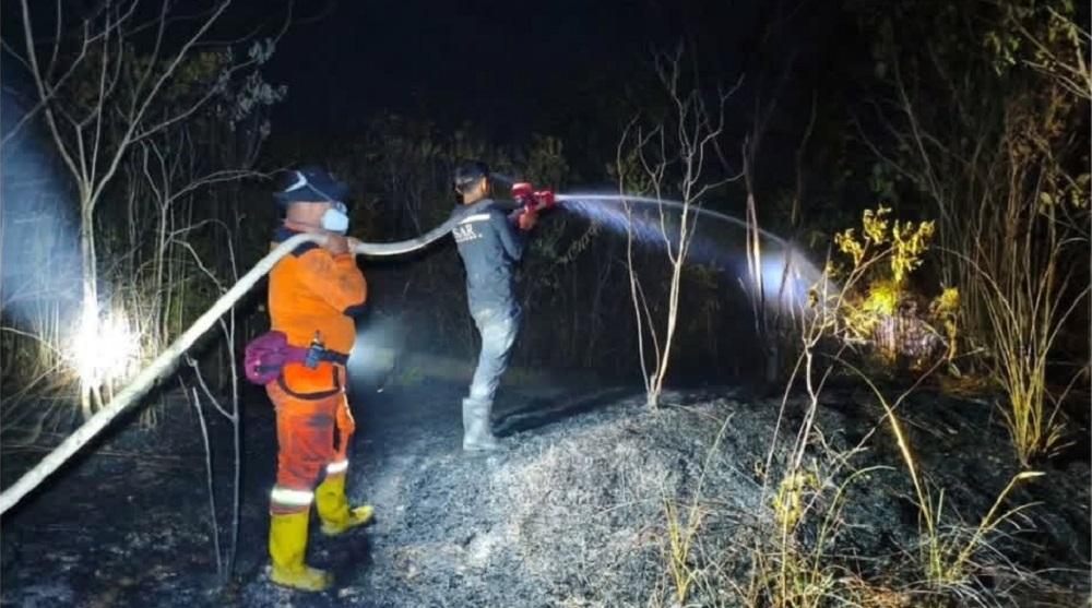 Berjuang Hingga Tengah Malam, Tim Gabungan Padamkan Karhutla 5 Hektare Lahan Eks PT TKA di Riko