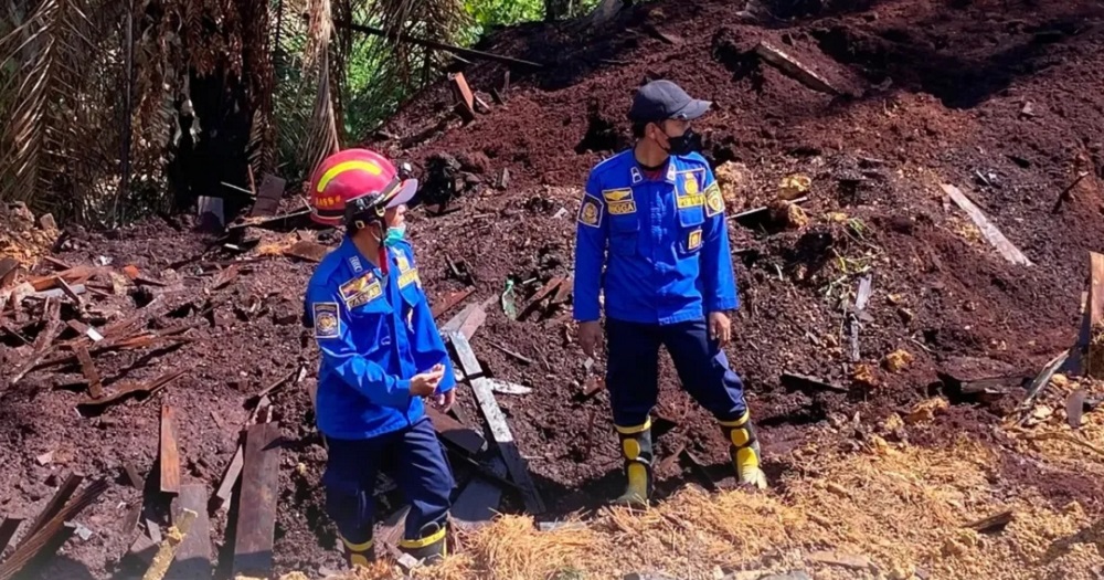 Lima Jam Berjibaku, Posko Damkar Jinakkan Api Limbah Serbuk Gergaji di Sepaku