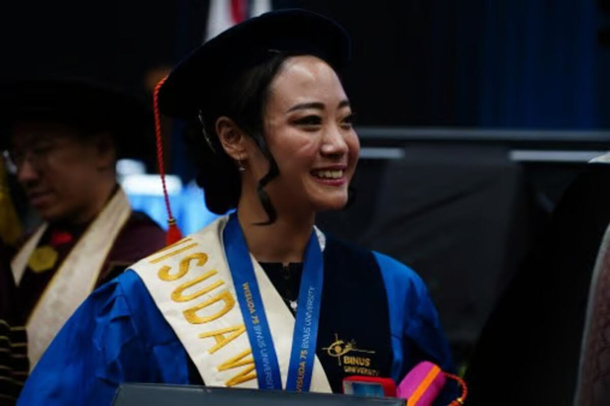 Dari Beasiswa Penuh hingga Summa Cum Laude, Sherine Kiatandi Temukan Arti Proses di BINUS UNIVERSITY