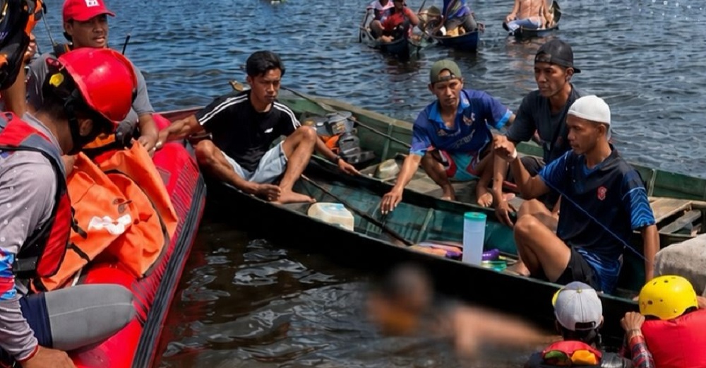 Manuver Perahu Tim SAR Temukan Jasad Mubin yang Tenggelam di Danau Sababilah