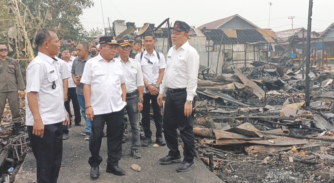 Bupati Wiyatno Tinjau Kebakaran di Palingkau Baru, 19 Rumah Hangus