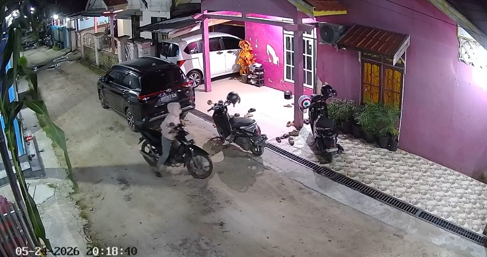 Warga Ketapang Resah, Perempuan Pencuri Helm Terekam Kamera Pengawas CCTV