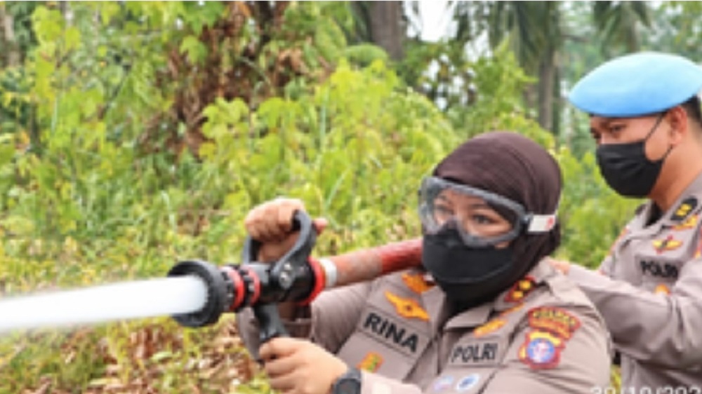 Cegah Karhutla di Kapuas Barat, Kapolres Rina Perwitasari Sampai Panggul Selang Pemadam