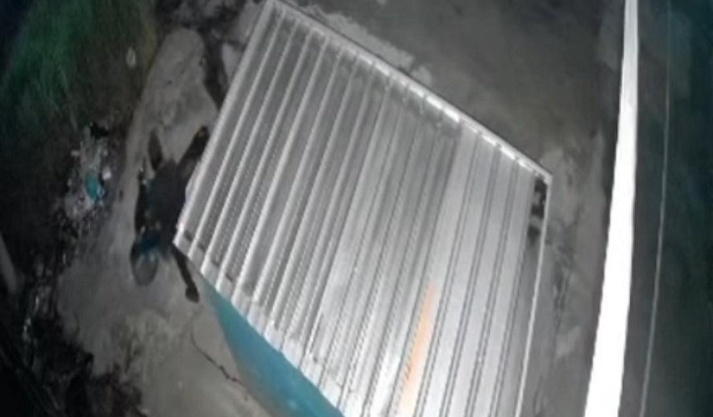 Terekam CCTV! Dua Maling Bobol Booth di Sampit, Gunakan Palu, Sejumlah Barang Raib