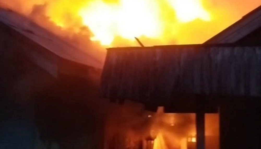 Subuh Mencekam di Ketapang, Kobaran Api Besar Bikin Warga Keluar Rumah