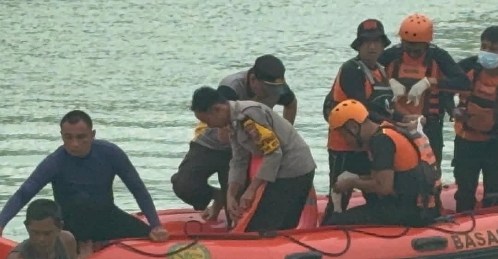 Tangis Duka Sambut Evakuasi Remaja Tewas Tenggelam di Danau Bitu Sintang