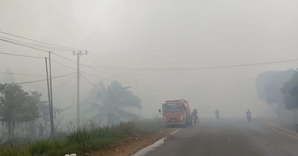 Asap Tebal Kepung Jalan Tjilik Riwut, Api Lahan Tanah Mas Tak Kunjung Padam
