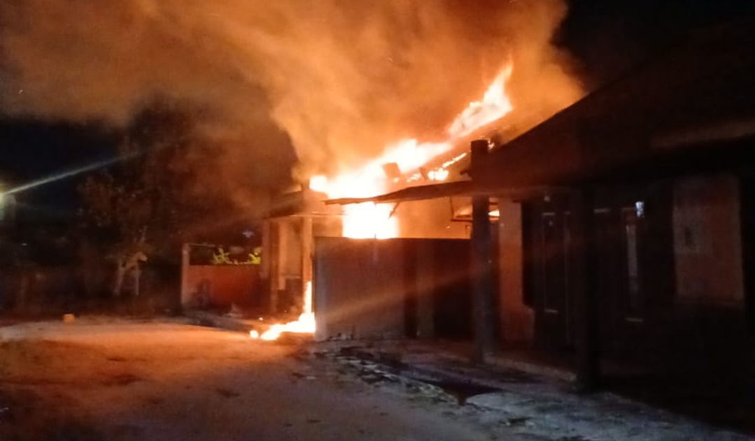 Rumah Permanen di Baamang Ludes Terbakar, Damkar Padamkan Rumah dalam 35 Menit
