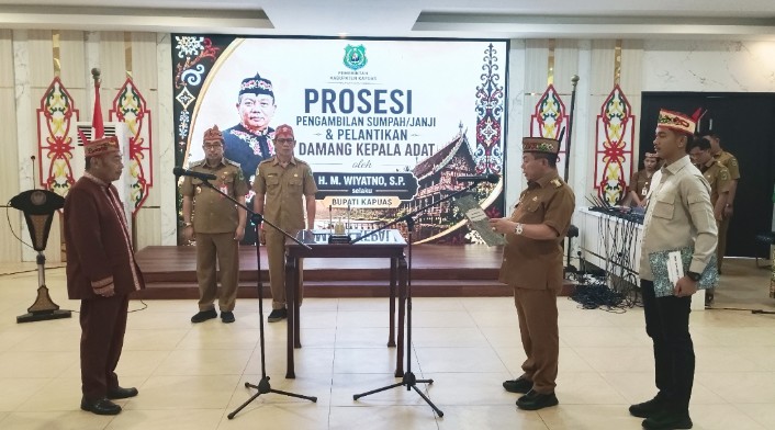 Bupati Kapuas Lantik Damang Kepala Adat Kecamatan Pulau Petak