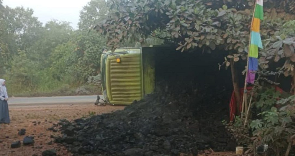 Truk Terbalik di Cempaga Kotawaringin Timur, Batu Bara Berhamburan