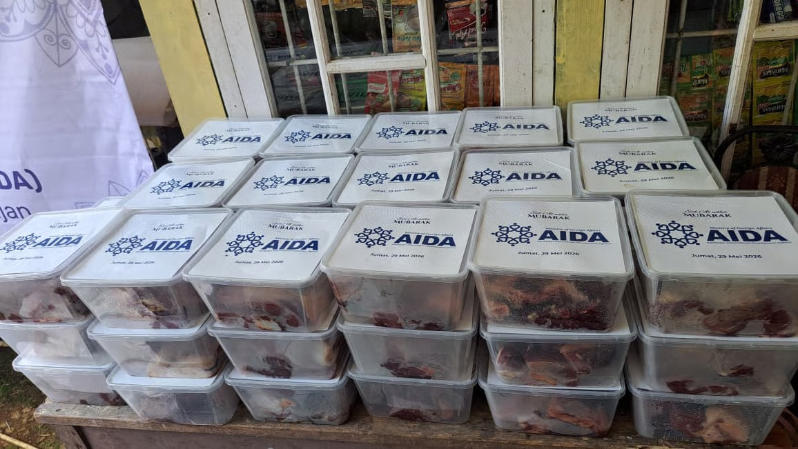 AIDA Kemlu Azerbaijan dan OIC Youth Indonesia Salurkan 500 Paket Daging Kurban bagi Masyarakat di Bogor dan Sukabumi