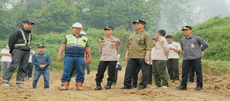 Tinjau Progres Jembatan Lemo, Bupati Barito Utara Lanjut Cek Penanganan Karhutla di Teweh Selatan