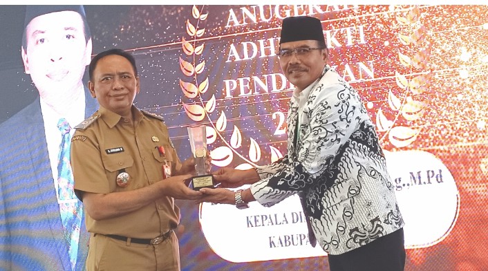 Suwarno Muriyat Raih Penghargaan Adibhakti Pendidikan dari PGRI Kapuas