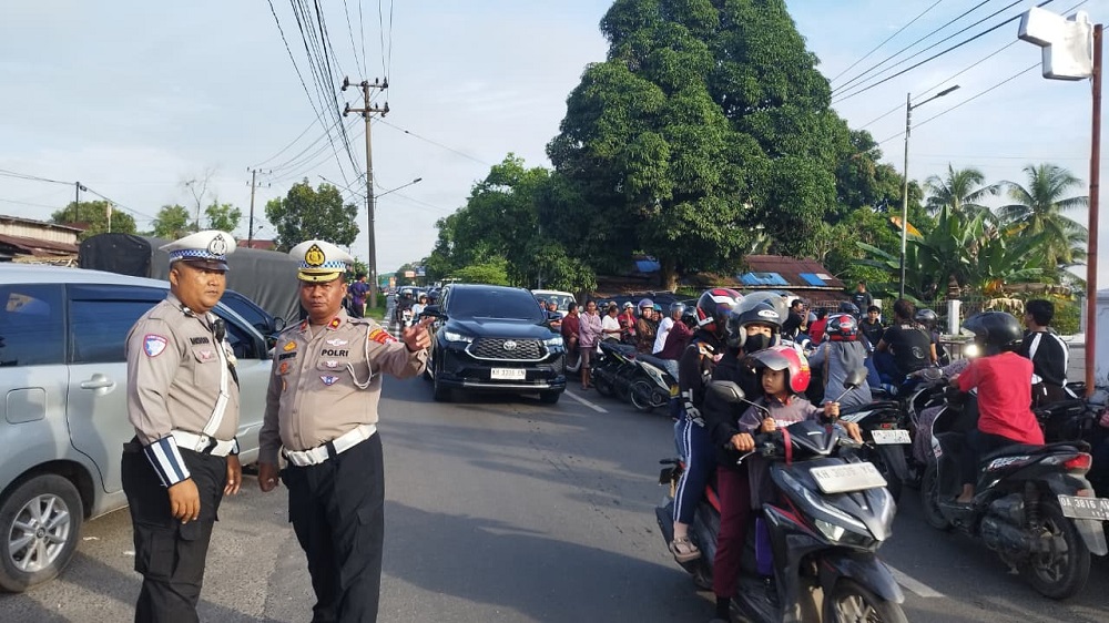 3 Jam Antrean di SPBU Palangka Raya, Satlantas Urai Kemacetan yang Mengular