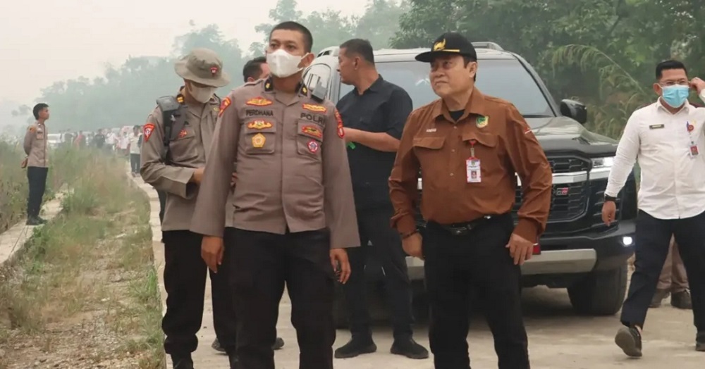 Turun ke Desa Trinsing, Kapolres dan Bupati Barito Utara Pastikan Penanganan Karhutla Padam Cepat