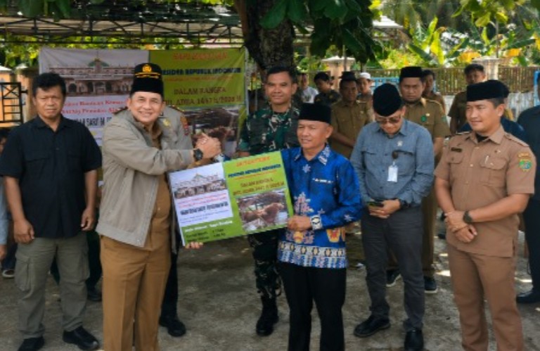 Bupati Bartim Serahkan Hewan Kurban dari Presiden dan Pemprov Untuk Masyarakat