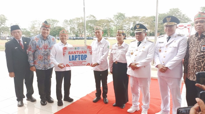 Wamendikdasmen dan Bupati Kapuas Serahkan 120 Laptop untuk Kepala Sekolah