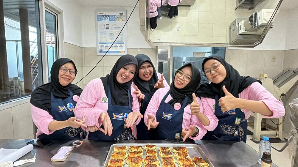 Mamapreneur Pupuk Kujang Gandeng Bogasari Tingkatkan Keterampilan Tata Boga Warga Cikampek