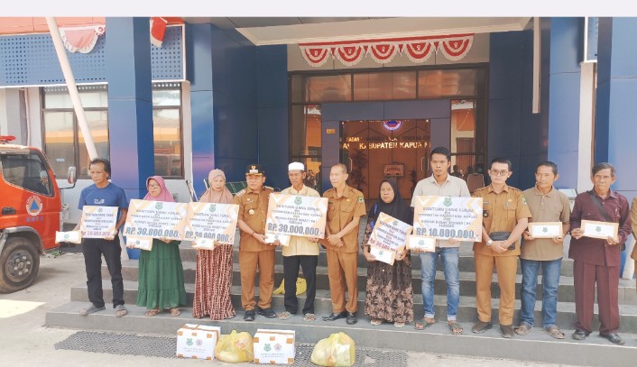 Bupati Wiyatno Serahkan Bantuan bagi Korban Kebakaran di Dua Kecamatan