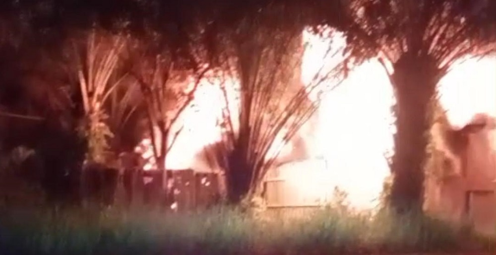 Terjadi Malam Ini, Rumah Pinggir Jalan di MB Ketapang Terbakar, Warga Sempat Panik