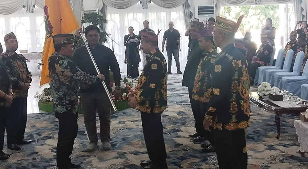 Lepas Kontingen Pesparawi Kalteng ke Manokwari, Gubernur Agustiar Janjikan Bonus bagi Peserta Berprestasi