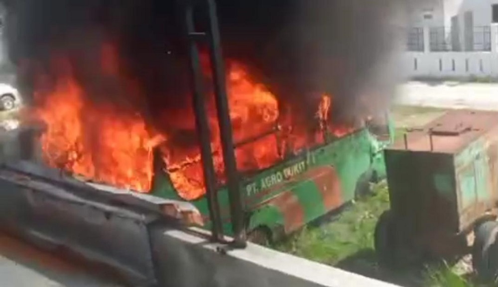 Heboh! Dua Bus di Sampit Dilalap si Jago Merah, Asap Membubung Tinggi, Ada Apa Ya?