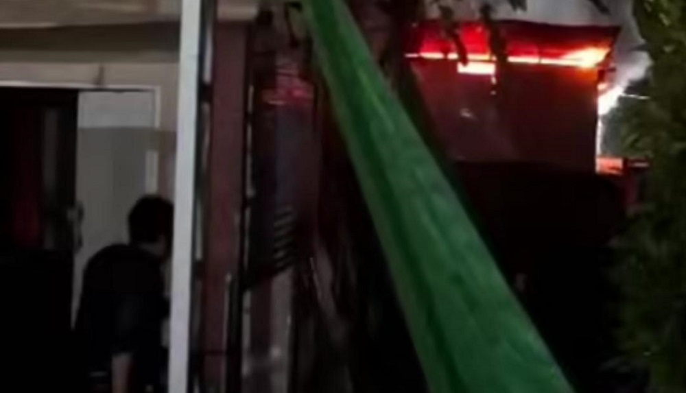 Api Muncul dari Ruang Belakang, Warga Jalan Metro TV Berhamburan Padamkan si Jago Merah