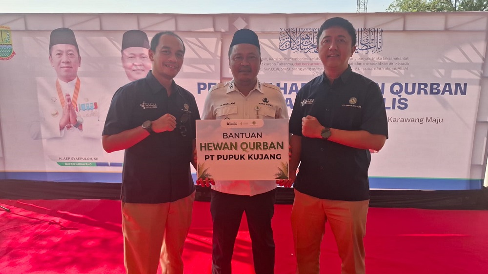 Pupuk Kujang Bersinergi Salurkan Puluhan Hewan Kurban untuk Masyarakat