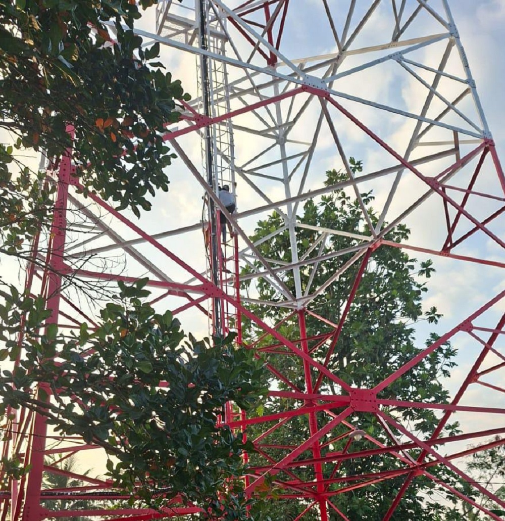Pagi-pagi Sampit Sudah Heboh, Seorang Wanita Nekat Panjat Menara TVRI, Mau Apa?