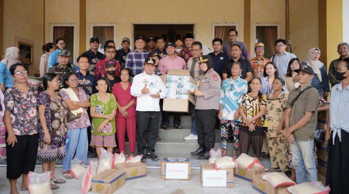 Bupati Wiyatno Serahkan Bantuan Sembako, Masker dan 1 Unit Ambulance di Timpah 