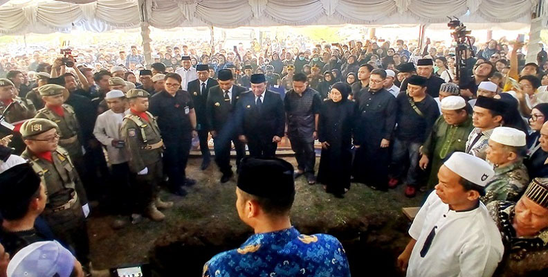 Prosesi Pemakaman H. Nadalsyah Koyem Diwarnai Tangis Haru dan Penghormatan Tokoh Kalteng