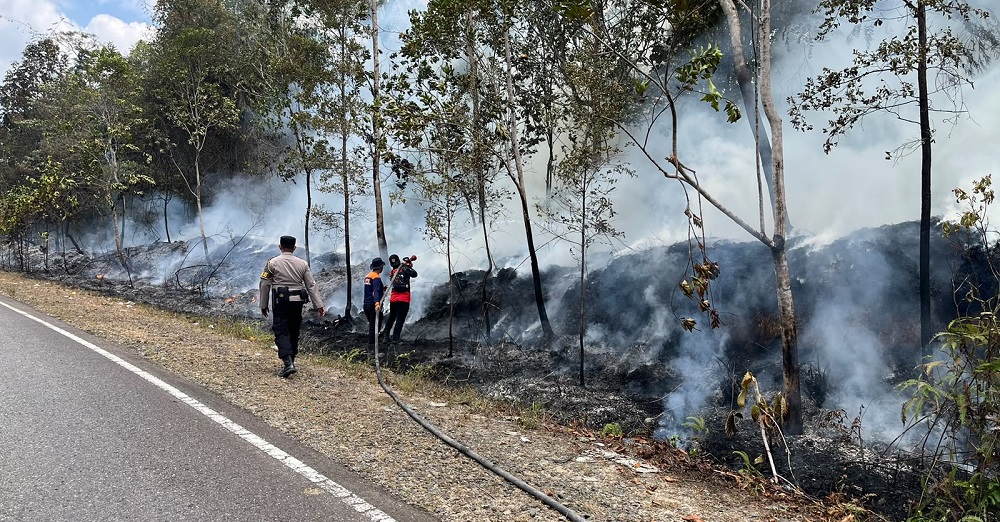 Karhutla di Pinggir Jalan Jalur Kurun-Tewah Membara, Polres Gunung Mas Berjibaku Memadamkan