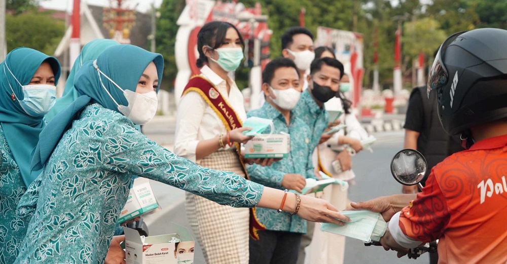 Angka ISPA Kalteng Capai 6 Ribu, Aisyah Agustiar Tebar Masker Gratis di Bundaran Besar