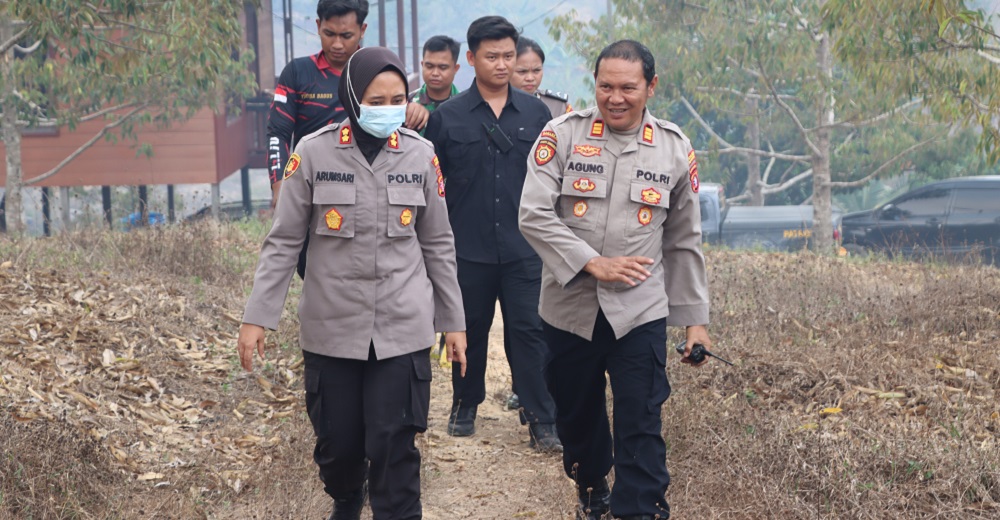 Habiskan Waktu 2,5 Jam, Kapolres Arum Sari Puspita Dewi Ikut Padamkan Karhutla di Jalur Tewah-Kurun