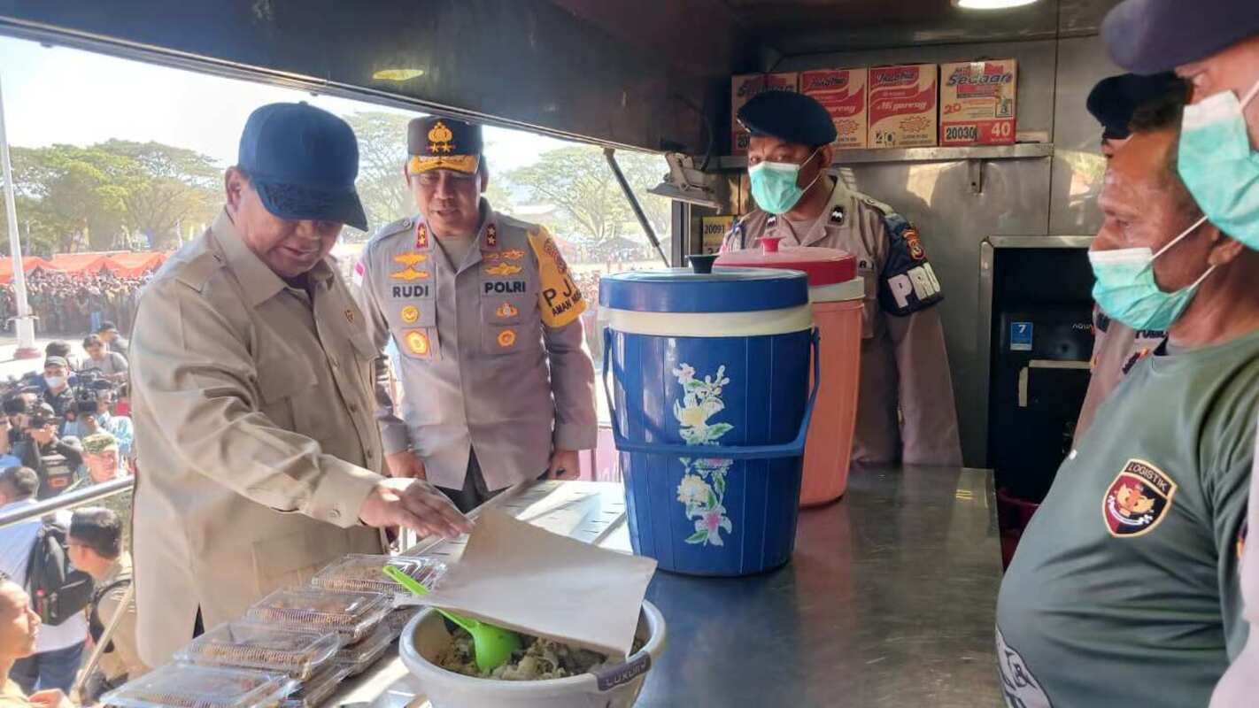 Prabowo Bersama Kapolri dan Kapolda NTT Cek Bantuan Pengungsi Nagekeo  