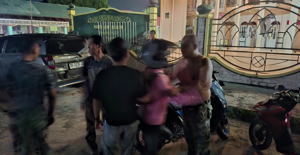 Pria Baamang Babak Belur Diduga Dikeroyok, Dipicu Dugaan Chat dengan Istri Orang