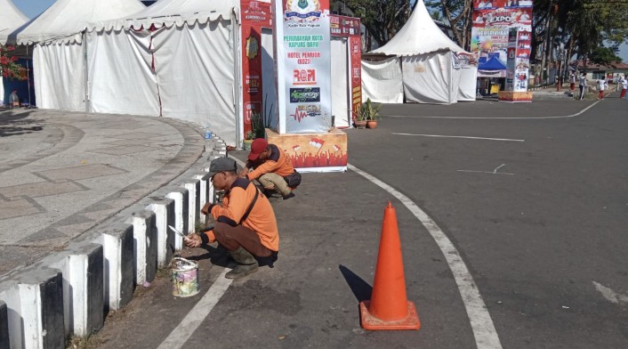 Sambut HUT ke-81 Kemerdekaan RI, Dinas PUPR Kapuas Percantik Trotoar Kota