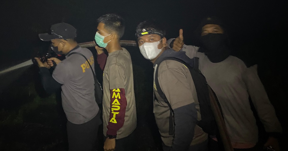 Habis Dilantik, Kapolres Kubu Raya Langsung Perang Lawan Karhutla yang Nyaris Jilat SMP 12 Sungai Raya