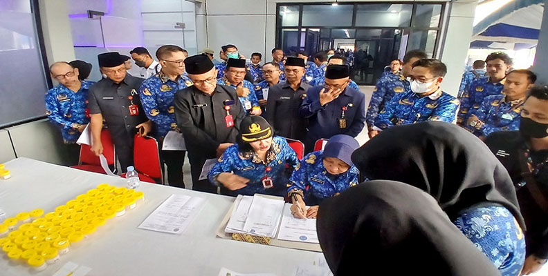Gelar Tes Urine Massal bagi Ribuan Pegawai, Bupati Barito Utara Apresiasi Langkah BNNP Kalteng