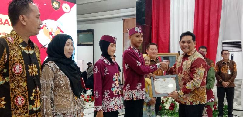 Bupati Shalahuddin Serahkan Penghargaan Paskibraka