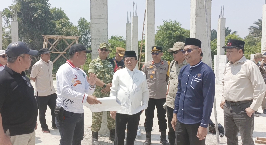 Bupati Wiyatno Cek Progres Pembangunan Jalan dan Kantor Kecamatan Kapuas Barat