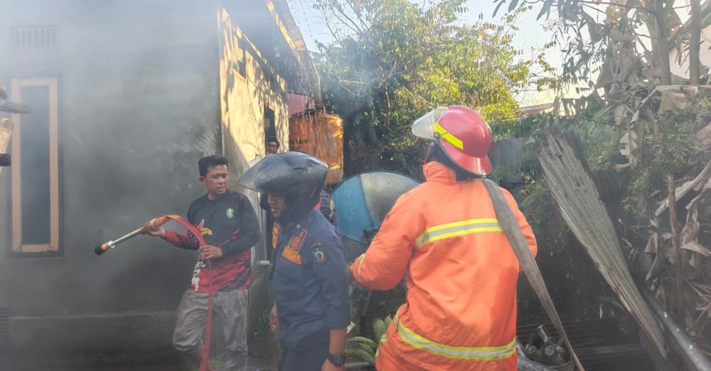Diduga Berawal dari Dapur, Rumah Semi Permanen dan Sepeda Motor di Ketapang Ludes Terbakar