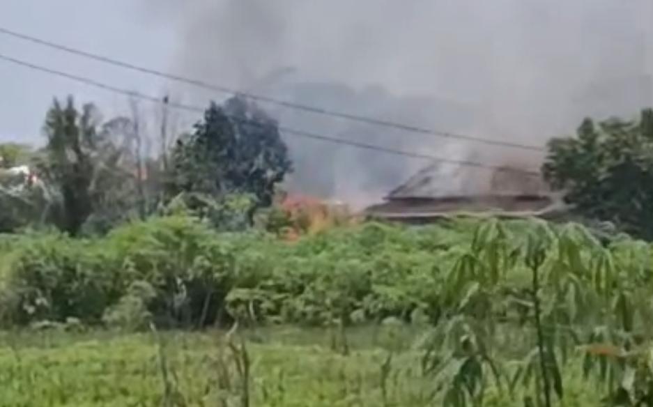 Baru Saja! Api Mengamuk di Baamang, Bangunan Terbakar Dekat SMPN 9 Sampit