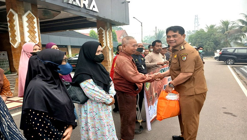 Bantu Warga Terdampak Kabut Asap, Bupati Barito Utara Serahkan 300 Paket Sembako